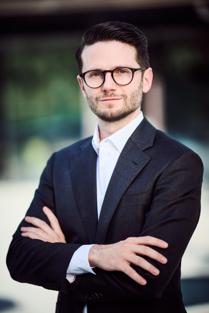 Porträtfoto von einem Mann im Anzug